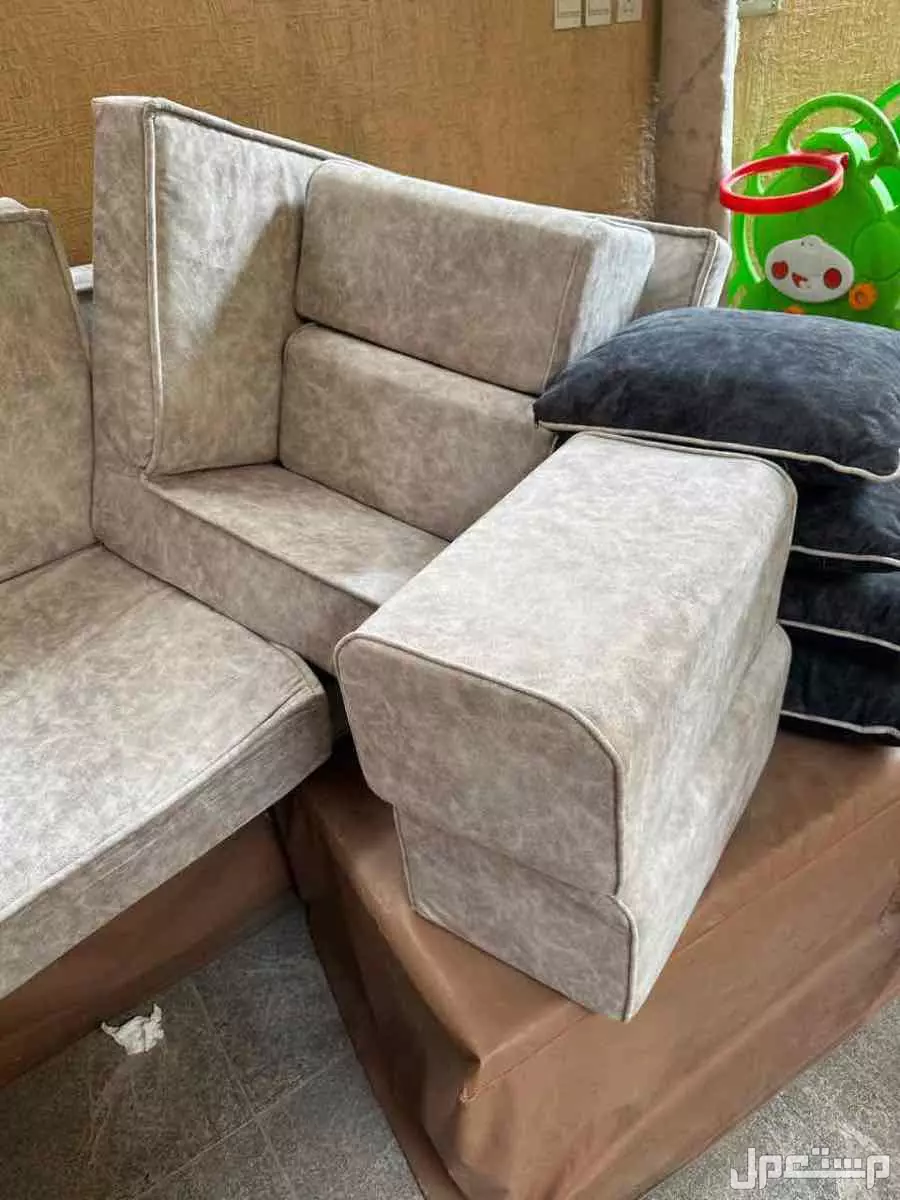 كنب ارضي و كنب مرتفع و طاولة ارضيه