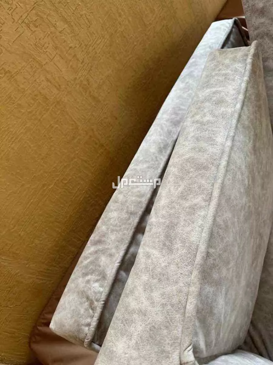 كنب ارضي و كنب مرتفع و طاولة ارضيه