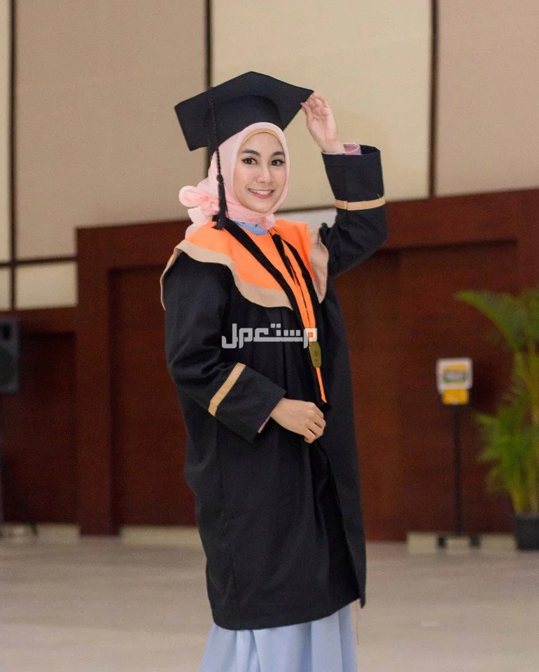 موديلات عبايات تخرج جديدة 2025 (صور) عباية تخرج أسود 2025