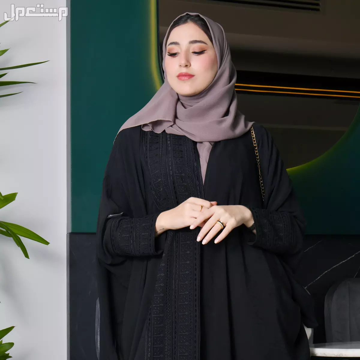 موديلات عبايات سوداء مطرزة 2025 عبايات مزينة بالورود