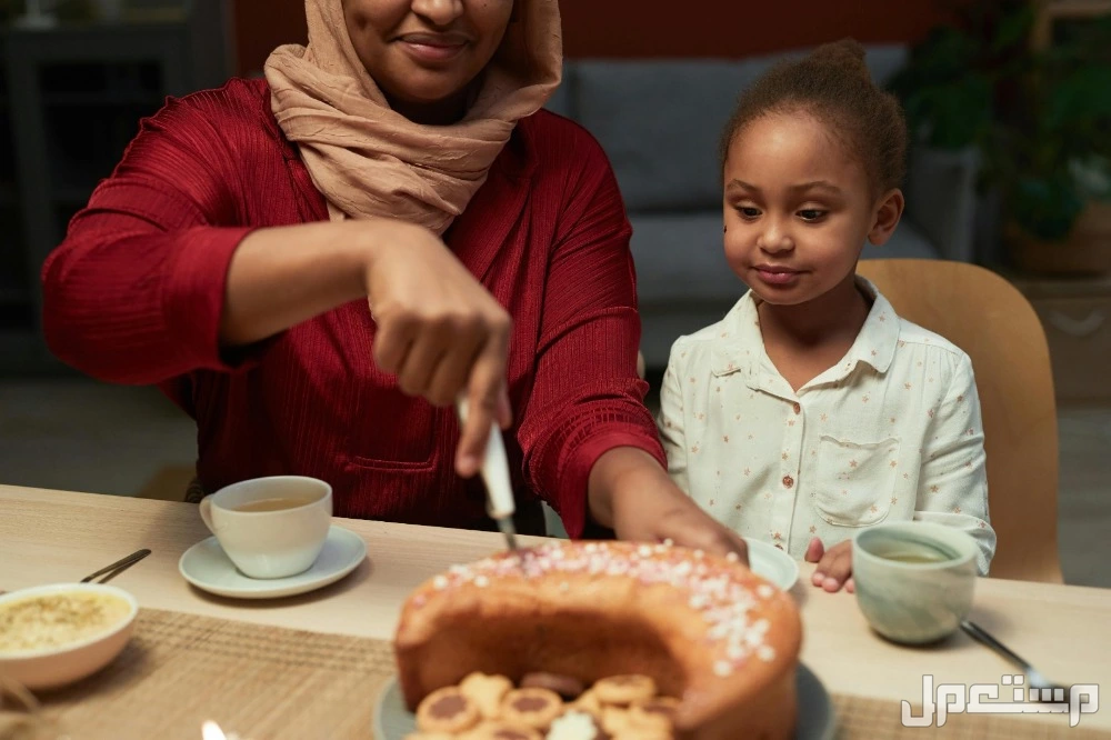 تفسير حلم الأكل مع الأقارب في المنام للرجل والمرأة لإبن سيرين رؤية الطعام في المنام وحلم الأكل للعزباء