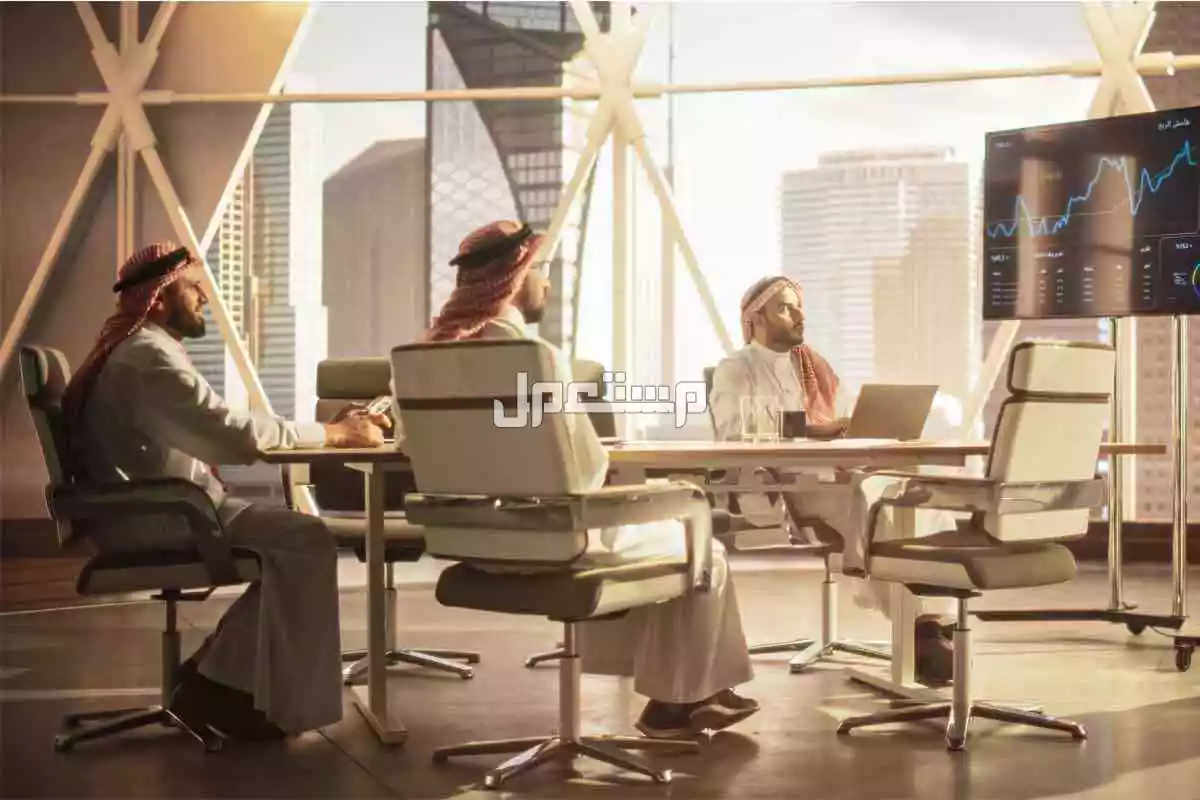 حقيقة زيادة رواتب الموظفين والعسكريين في السعودية بمناسبة يوم التأسيس موطفون سعوديون يجلسون في مكتب