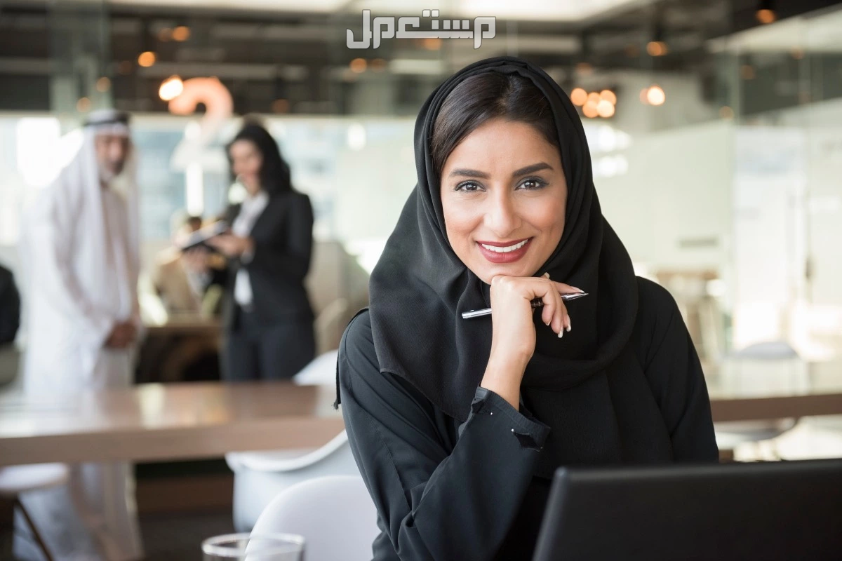 حقيقة زيادة رواتب الموظفين والعسكريين في السعودية بمناسبة يوم التأسيس سيدة سعودية تعمل