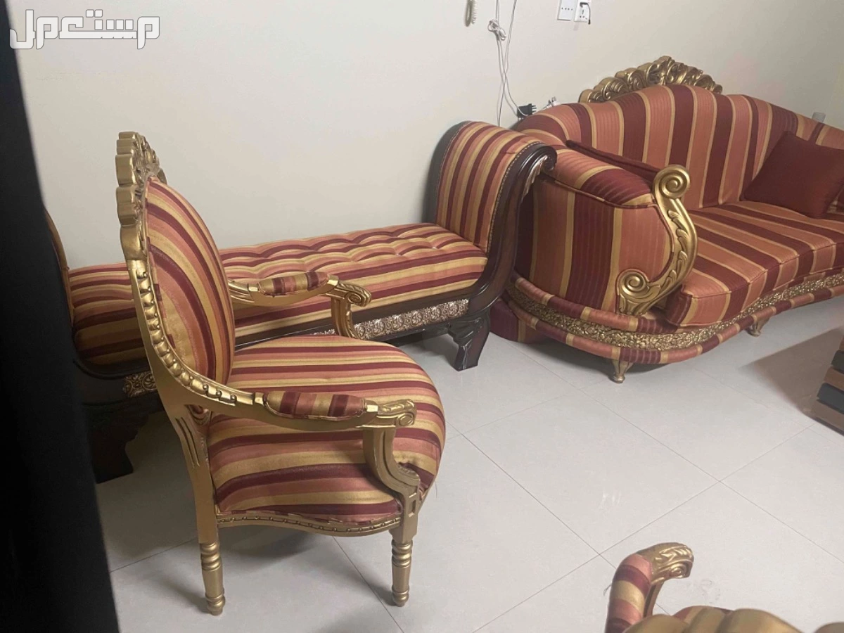 كنب كلاسيك نظيف بسعر 2500في الرياض