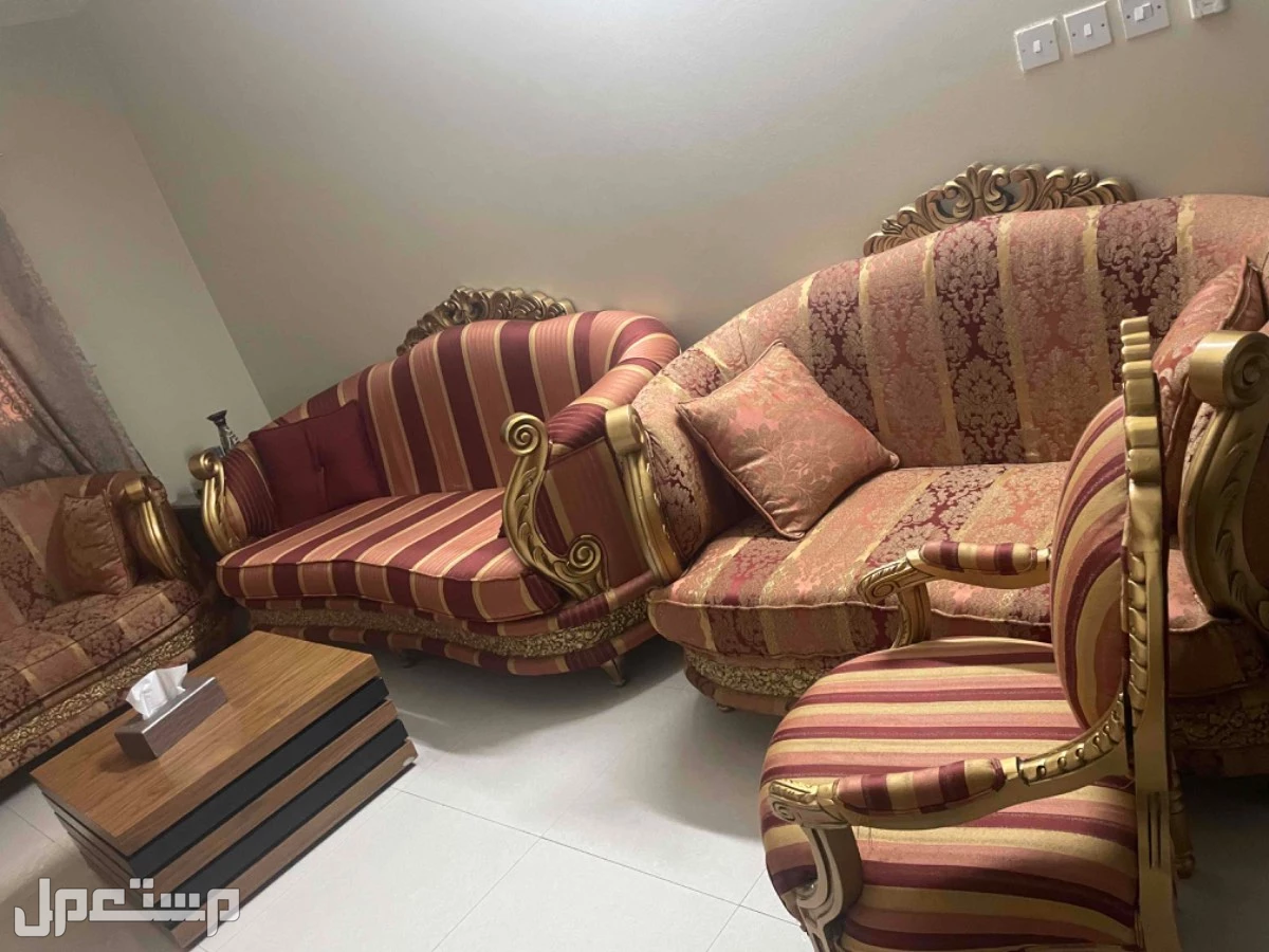 كنب كلاسيك نظيف بسعر 2500في الرياض