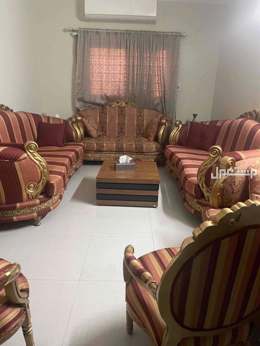 كنب كلاسيك نظيف بسعر 2500في الرياض
