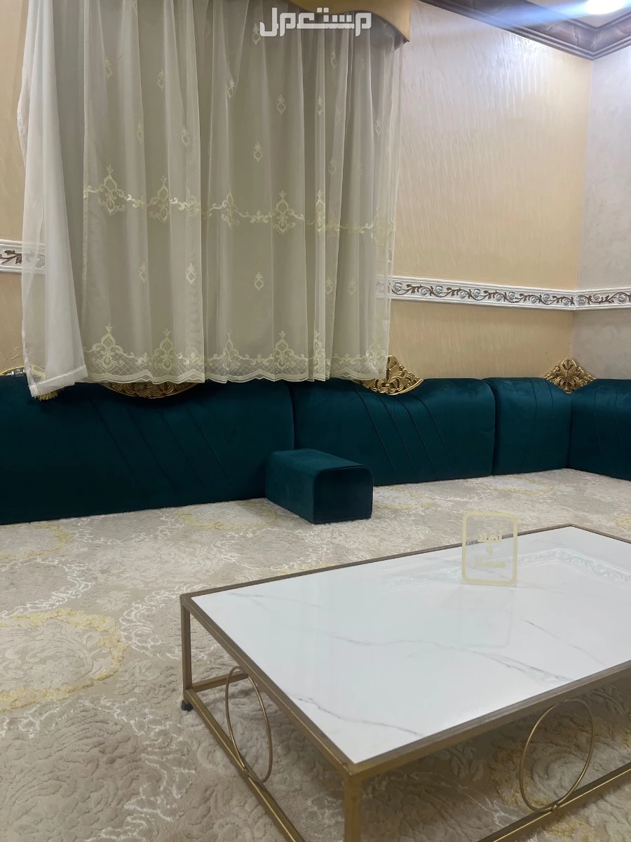 للبيع مجلس مع محلقاتها كامله بالدوادمي في الدوادمى بسعر ألف ريال سعودي للبيع شبه جديد لايوجد به اي عيوب مع كامل ملحقاته طاوله وفرشه الف ريال قابل تفاوض