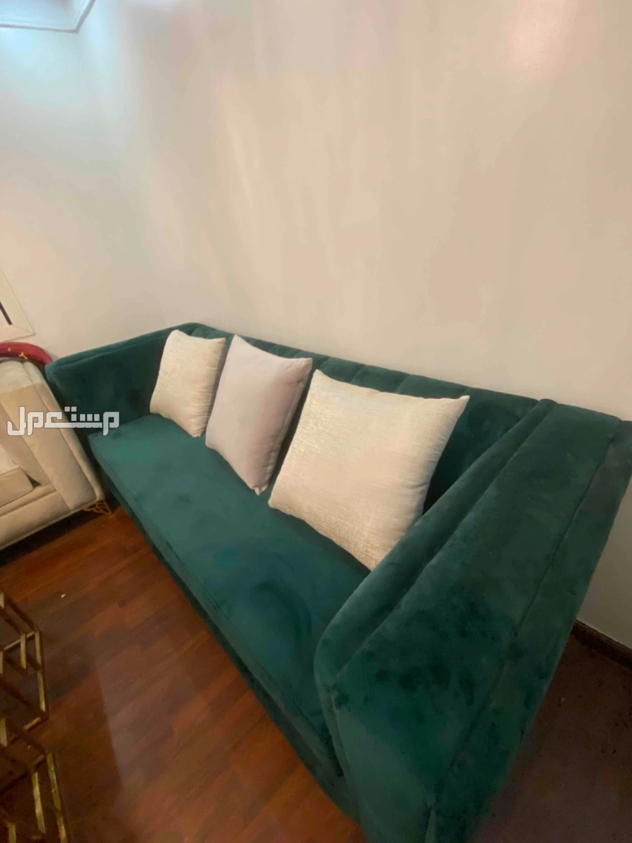 مجلس جديد مستعمل فترة قليلة نظيف ولايوجد اي بقع عليه ويوجد ستارة جديدة ومكنسة كهربائيةالسعر