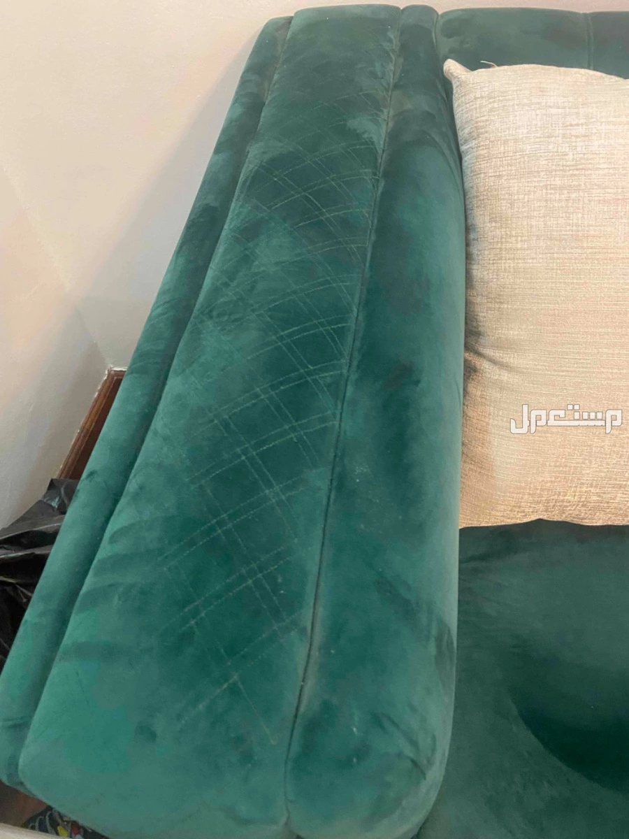 مجلس جديد مستعمل فترة قليلة نظيف ولايوجد اي بقع عليه ويوجد ستارة جديدة ومكنسة كهربائيةالسعر