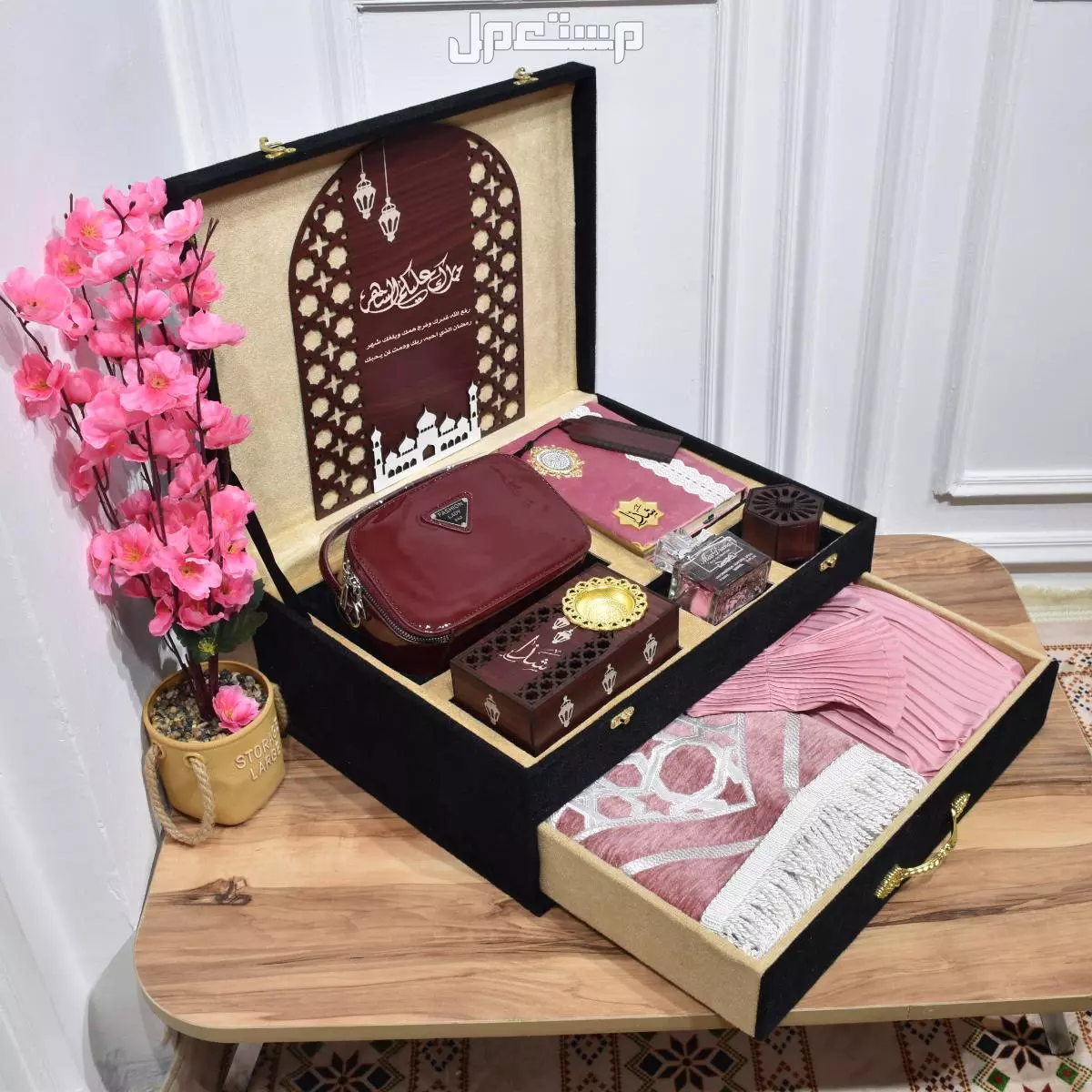 ✨ *عرض رمضاني فاخر من بلاك روز!* ✨  *بلاك روز* تقدم لكم *بوكس رمضان* الفاخر، المكون من مجموعة من المنتجات التي تضفي لمسة من الروحانية والفخامة في الشهر المبارك.  *مكونات بوكس رمضان:*