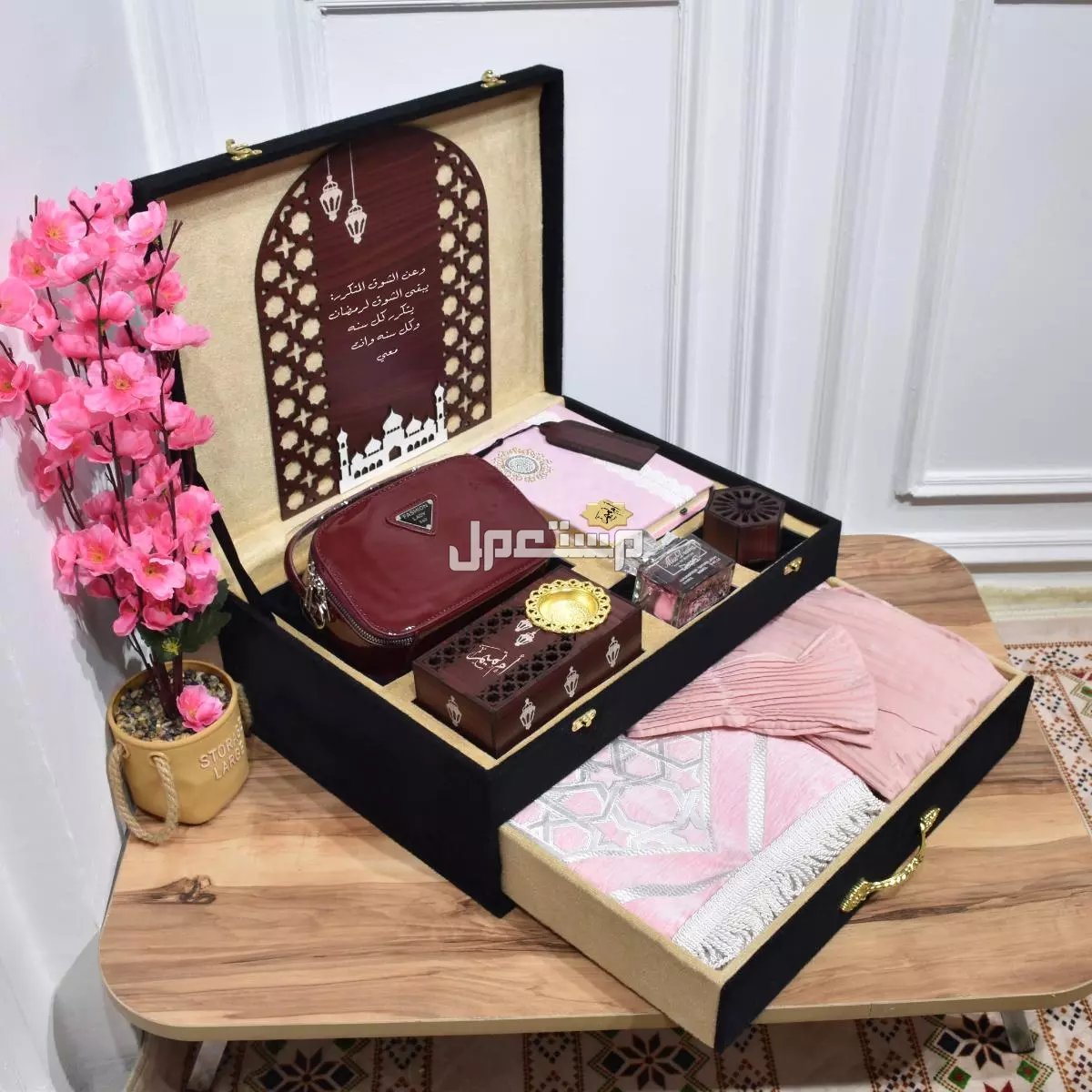 ✨ *عرض رمضاني فاخر من بلاك روز!* ✨  *بلاك روز* تقدم لكم *بوكس رمضان* الفاخر، المكون من مجموعة من المنتجات التي تضفي لمسة من الروحانية والفخامة في الشهر المبارك.  *مكونات بوكس رمضان:*