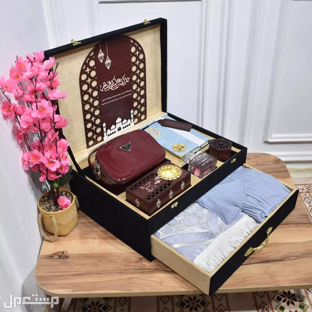 ✨ *عرض رمضاني فاخر من بلاك روز!* ✨  *بلاك روز* تقدم لكم *بوكس رمضان* الفاخر، المكون من مجموعة من المنتجات التي تضفي لمسة من الروحانية والفخامة في الشهر المبارك.  *مكونات بوكس رمضان:*