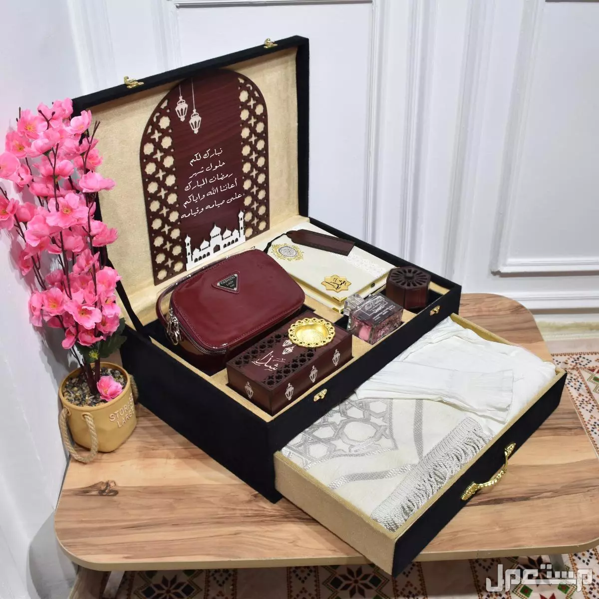 ✨ *عرض رمضاني فاخر من بلاك روز!* ✨  *بلاك روز* تقدم لكم *بوكس رمضان* الفاخر، المكون من مجموعة من المنتجات التي تضفي لمسة من الروحانية والفخامة في الشهر المبارك.  *مكونات بوكس رمضان:*