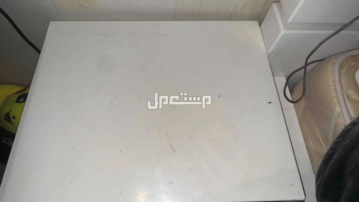 للبيع سرير مع طاولة وكرسي قمينق