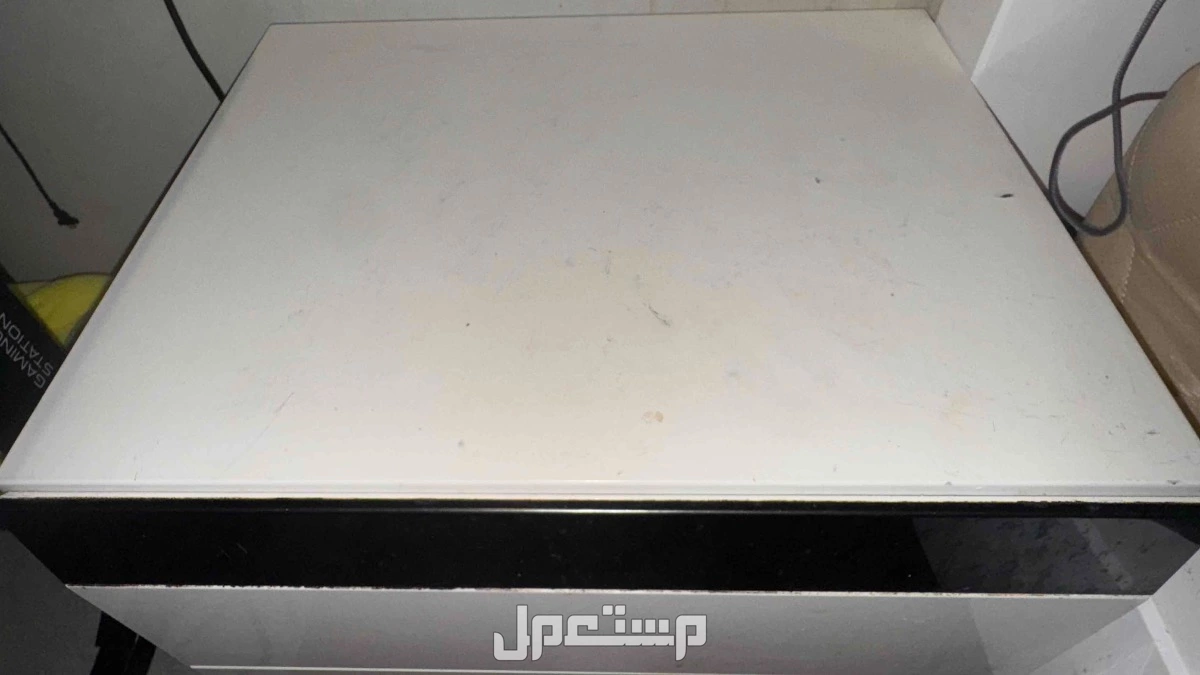 للبيع سرير مع طاولة وكرسي قمينق