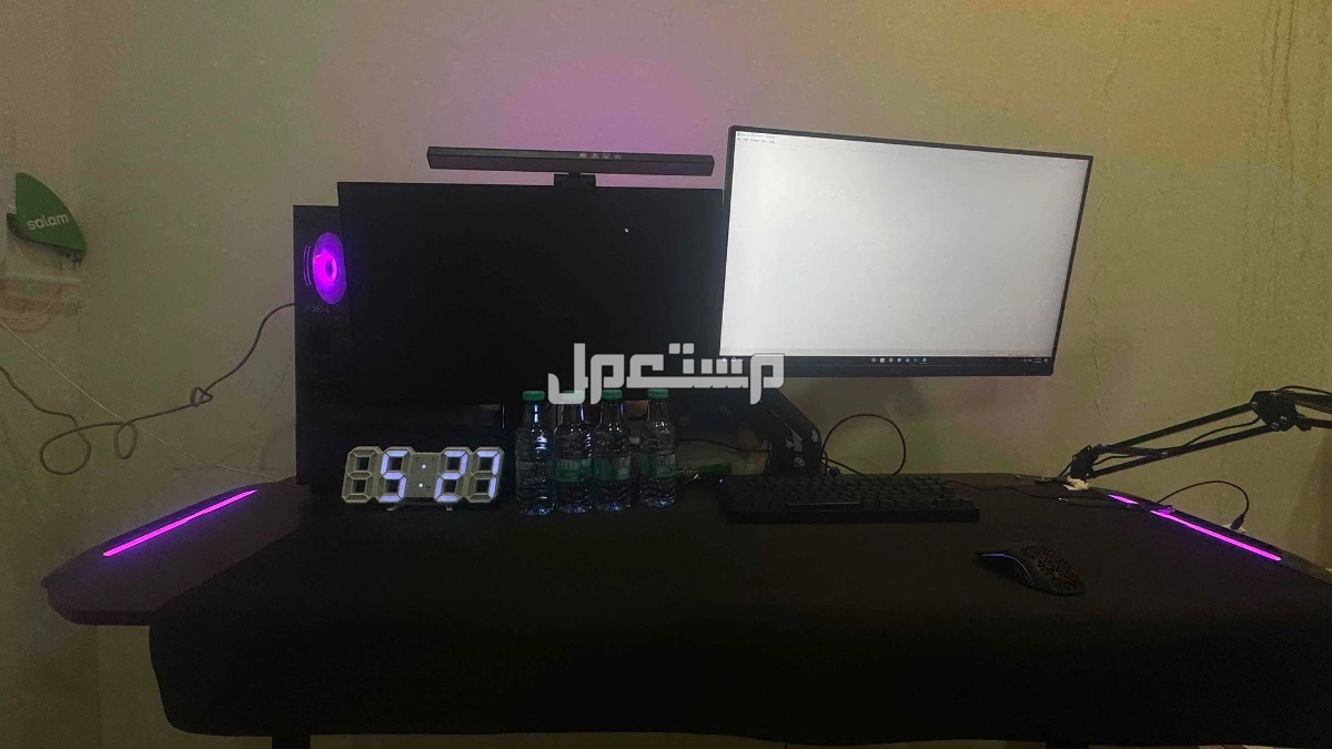 للبيع سرير مع طاولة وكرسي قمينق