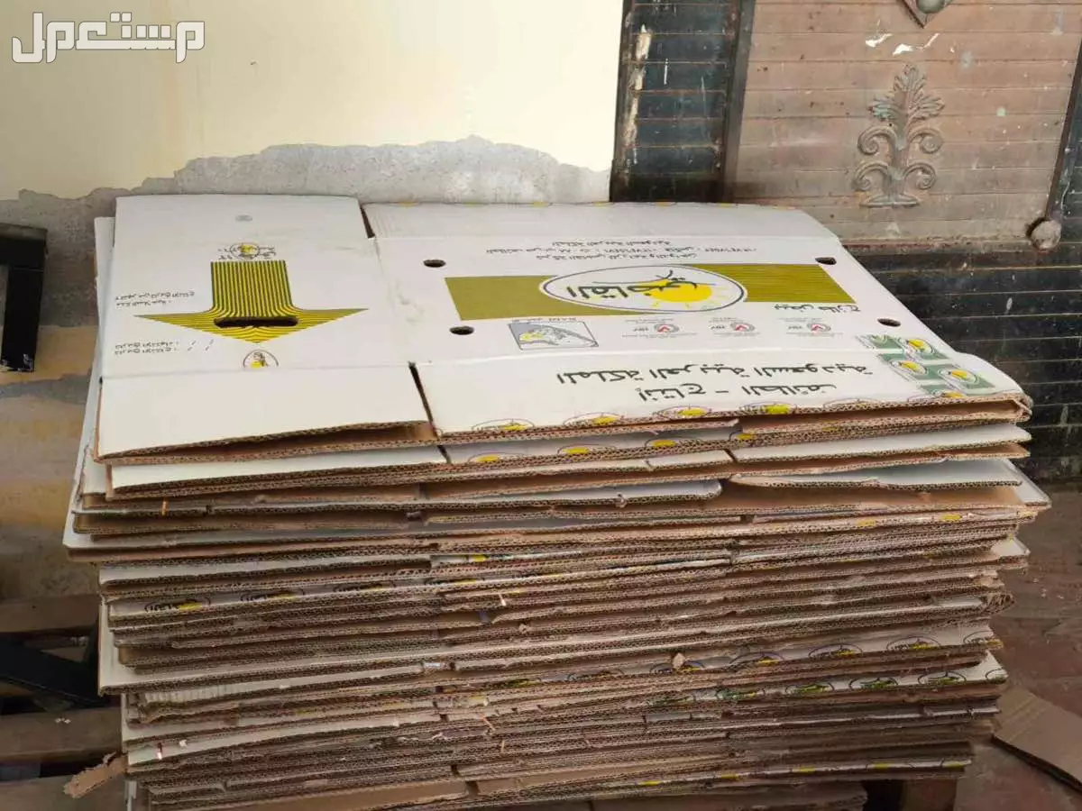 كراتين بيض نظيفه و اكياس دقيق و طبق بيض و بقايا خضار للغنم