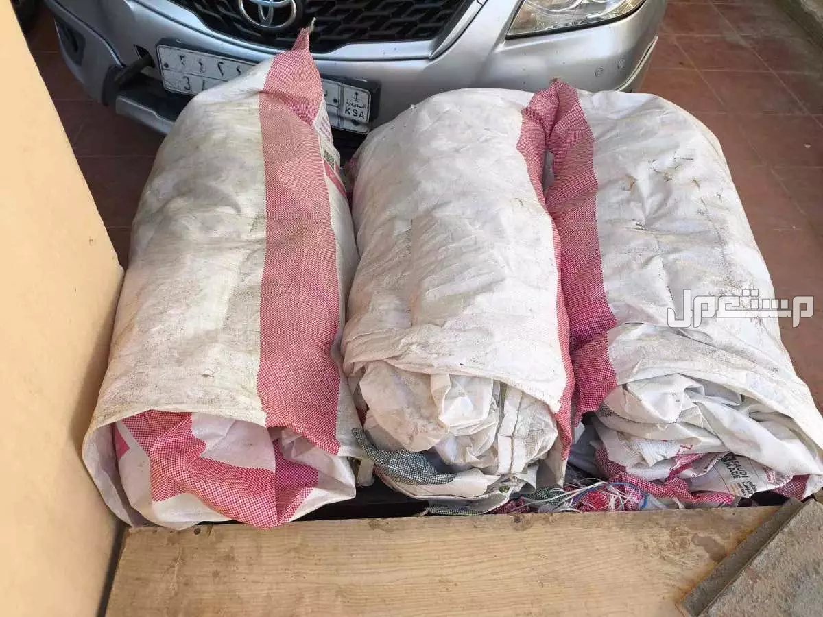 كراتين بيض نظيفه و اكياس دقيق و طبق بيض و بقايا خضار للغنم