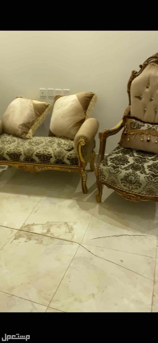 كنب نظيف تركي مع طاولتين زاوية يسع اكثر من 8اشخاص