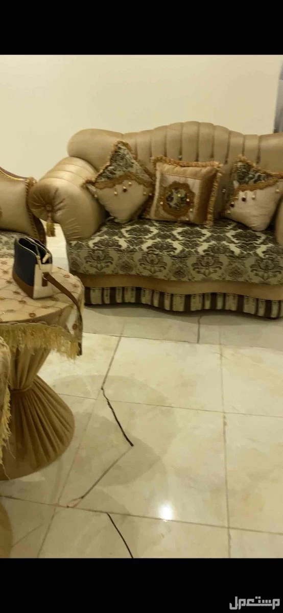 كنب نظيف تركي مع طاولتين زاوية يسع اكثر من 8اشخاص