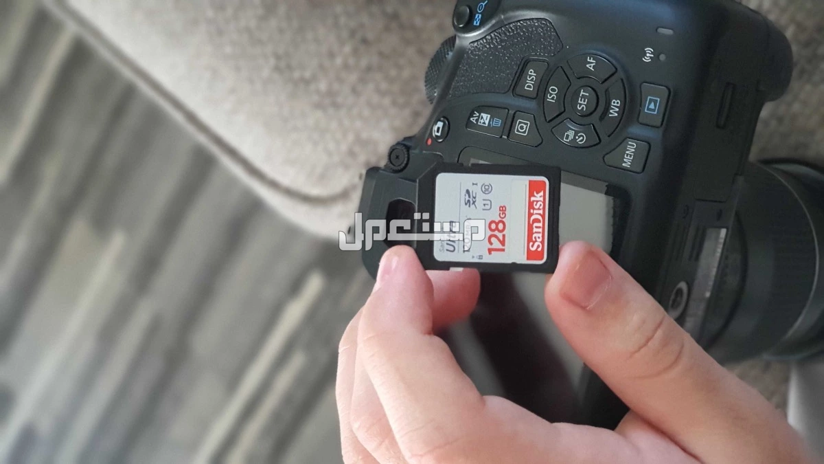 كاميرا كانون d2000 نظيفة جدا مع اكسسوارات اضافية كثير و3 عدسات في تبوك بسعر 2700 ريال سعودي