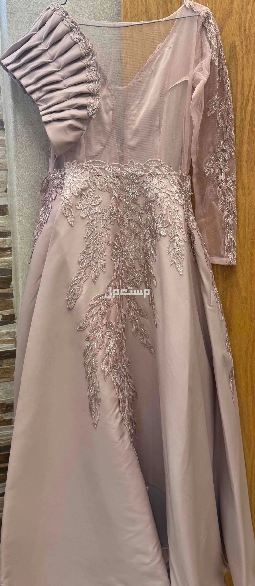 فستان جديد ونظيف لم يستعمل ابدا في جده بسعر 550 من الخلف
