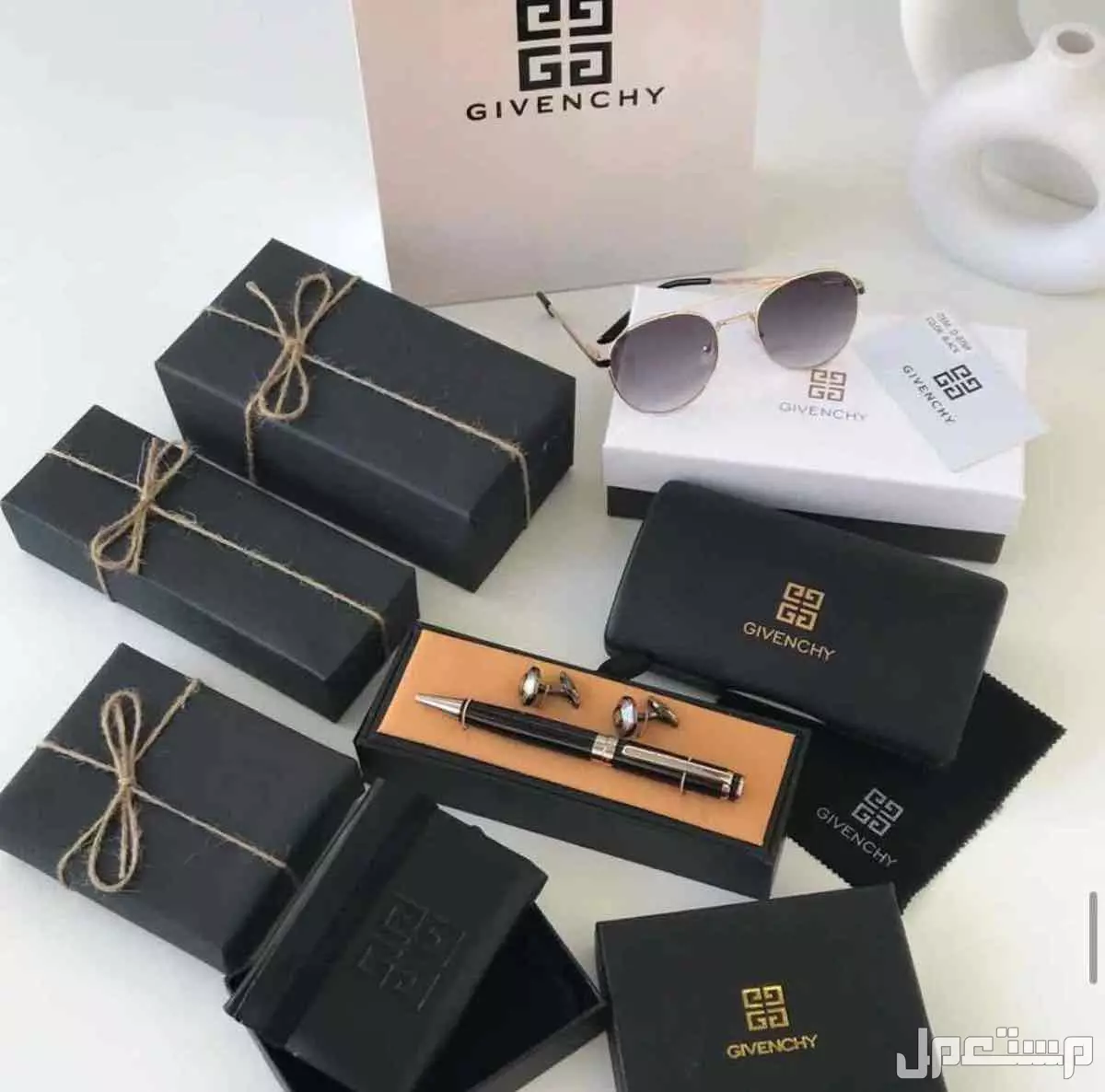 💫*جديدنا هدية رجالية تجمع بين الاناقة و الفخامة مكون من 💫*.قلم رجالي استالس استيل ماركة جيفينشي عالي الجودة  💫*.كبك استالس استيل جيفينشي عالي الجودة 💫*.نظاره جيفينشي مع كامل ملحقاتها