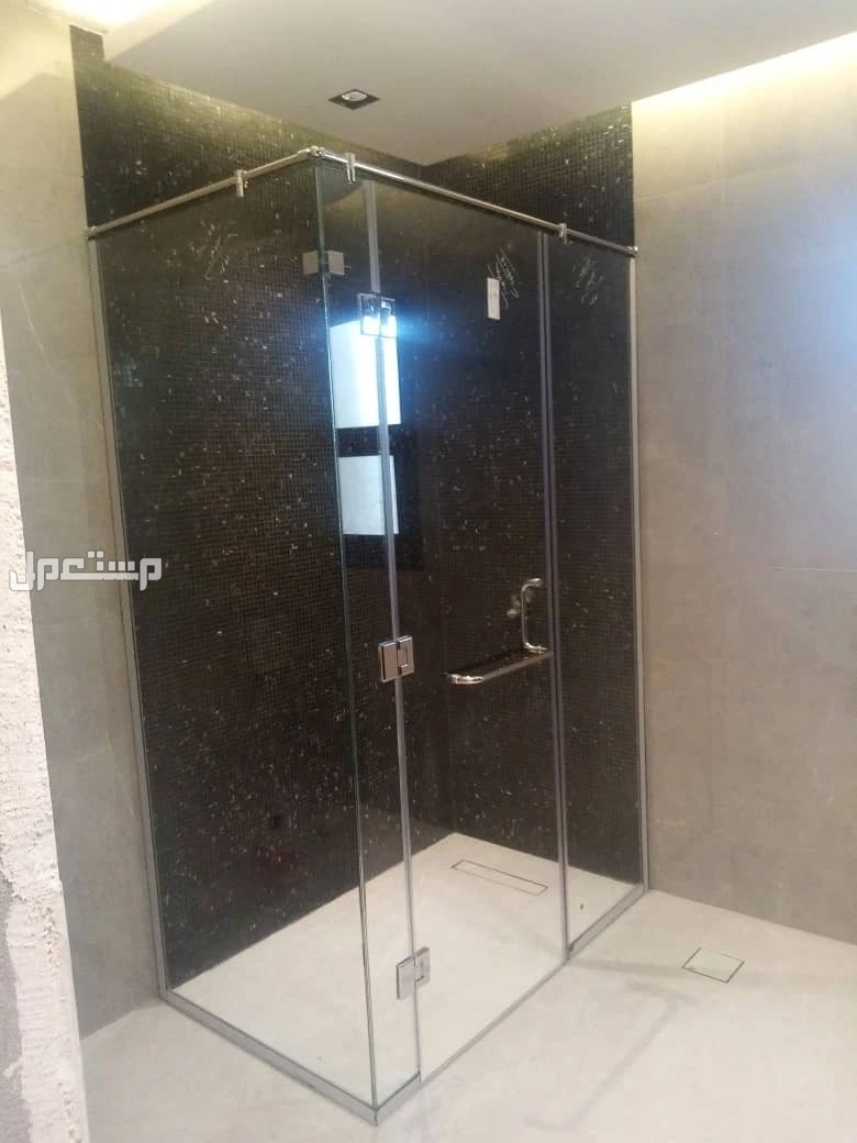 فني زجاج سكريت تركيب مكاتب واجهات صيانة ابواب زجاج  تركيب قاطع شاور تركيب شاورات على باب سحاب تركيب ربلات غبار شفاف واسود صيانه ابواب زجاج  فني استيكرات بانواعها تركيب مكاتب زجاج تركيب واجها