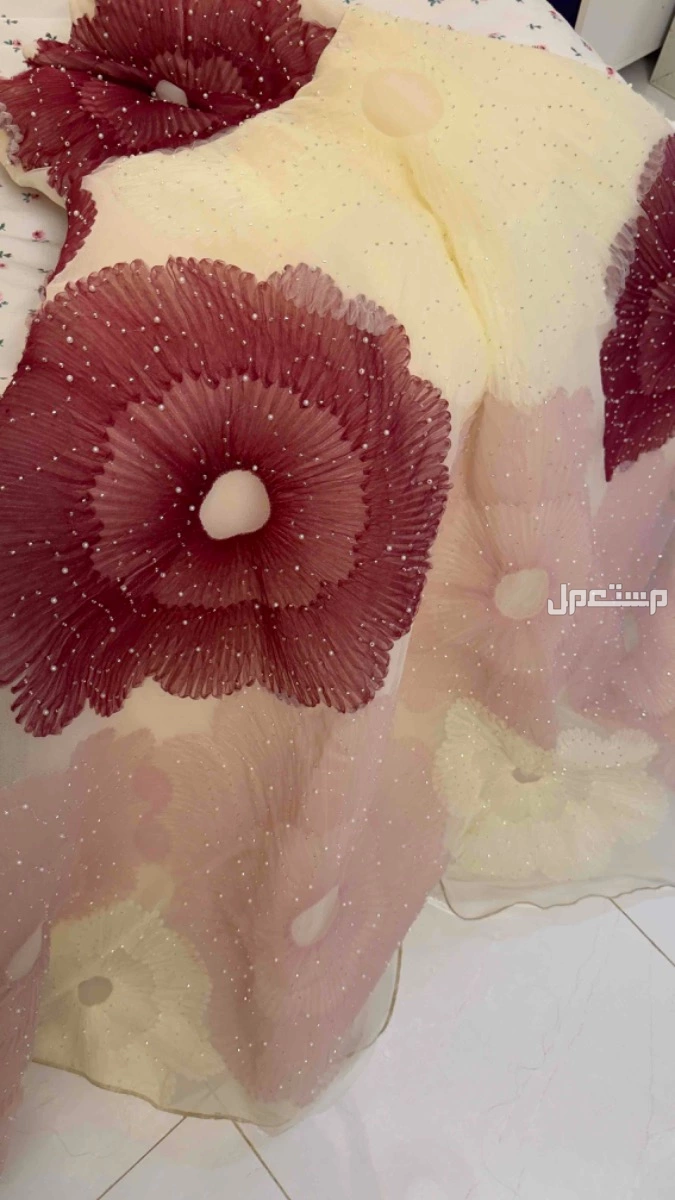 فستان سهرة في محايل بسعر 750 ريال سعودي نظيف واستخدامه نظيف تصميم خاص والسعر قابل للتفاوض