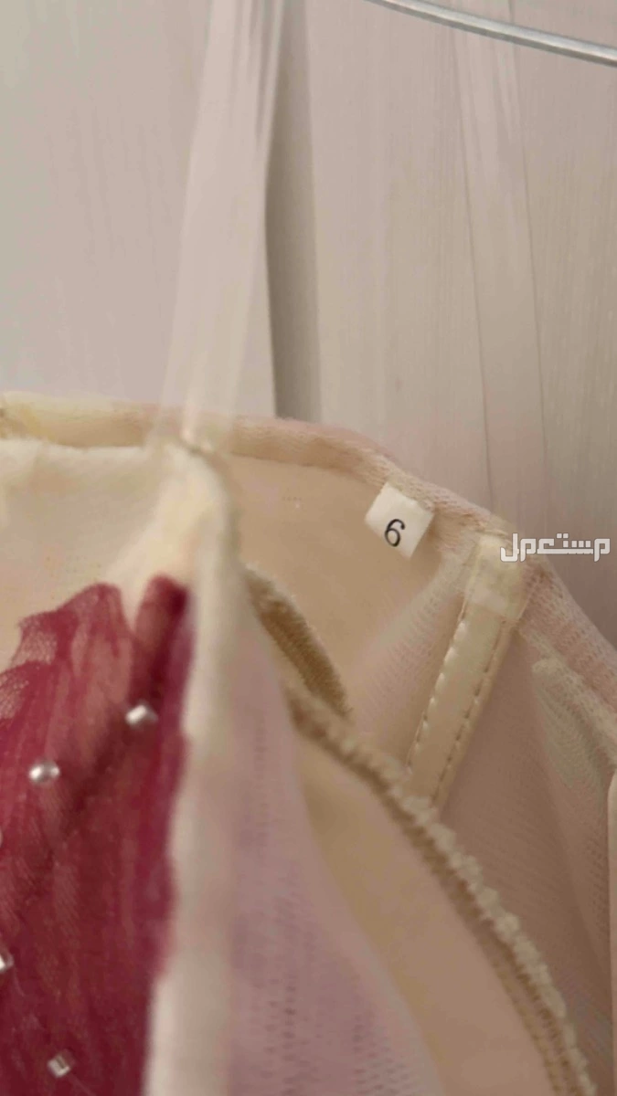 فستان سهرة في محايل بسعر 750 ريال سعودي نظيف واستخدامه نظيف تصميم خاص والسعر قابل للتفاوض