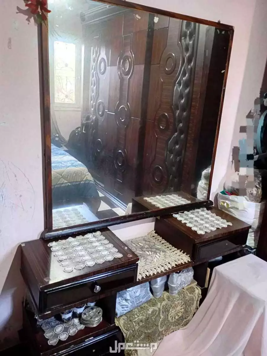 أوضة نوم دولاب وسرير و2 كومودينو و 1 كومودينو بمراية وعلاقة خشب وكرسي تسريحة ومرتبة