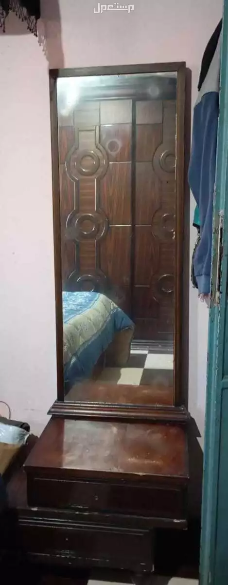 أوضة نوم دولاب وسرير و2 كومودينو و 1 كومودينو بمراية وعلاقة خشب وكرسي تسريحة ومرتبة