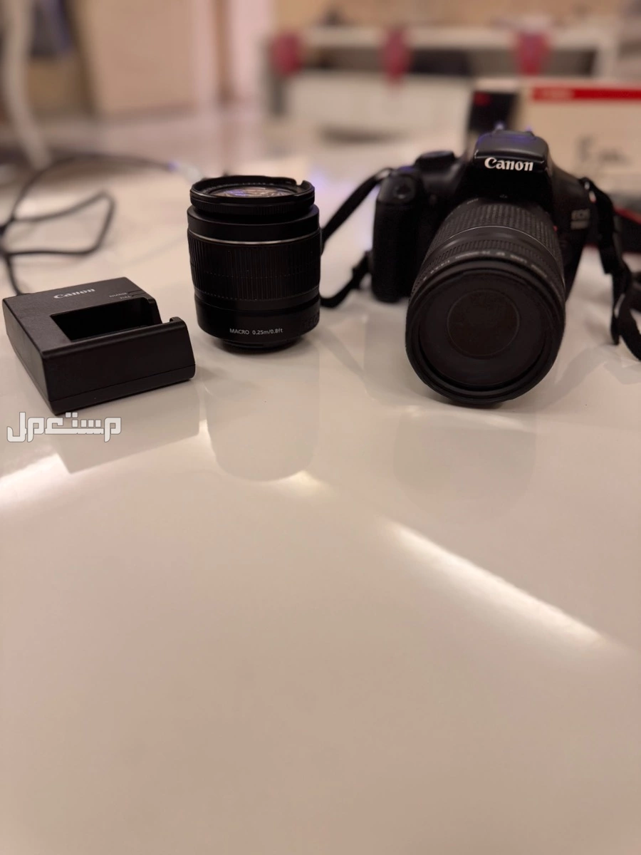 باقة تصوير احترافية: كاميرا كانون مع عدسة مكبرة وشاحن وبطاقة ذاكرة في جدة بسعر ألف وميتين ريال سعودي