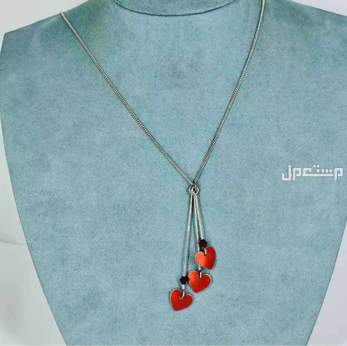 سلسال فضة مختومة بتعليقة بتصميم قلوب مطلية ميناء أحمر