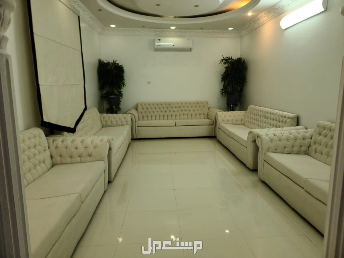 مجلس كنب شبه الجديد  في الرياض بسعر 800 ريال سعودي