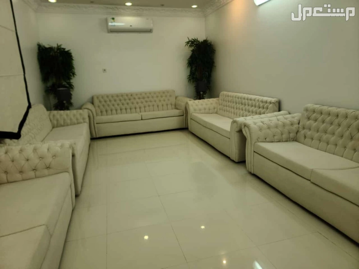 مجلس كنب شبه الجديد  في الرياض بسعر 800 ريال سعودي