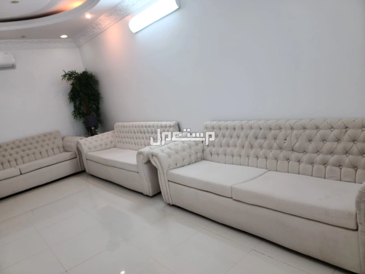 مجلس كنب شبه الجديد  في الرياض بسعر 800 ريال سعودي