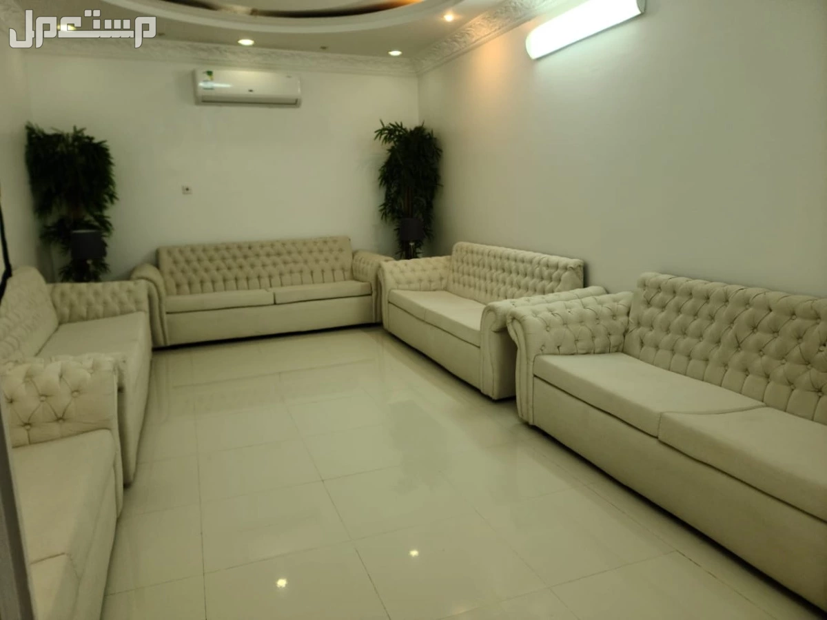 مجلس كنب شبه الجديد  في الرياض بسعر 800 ريال سعودي