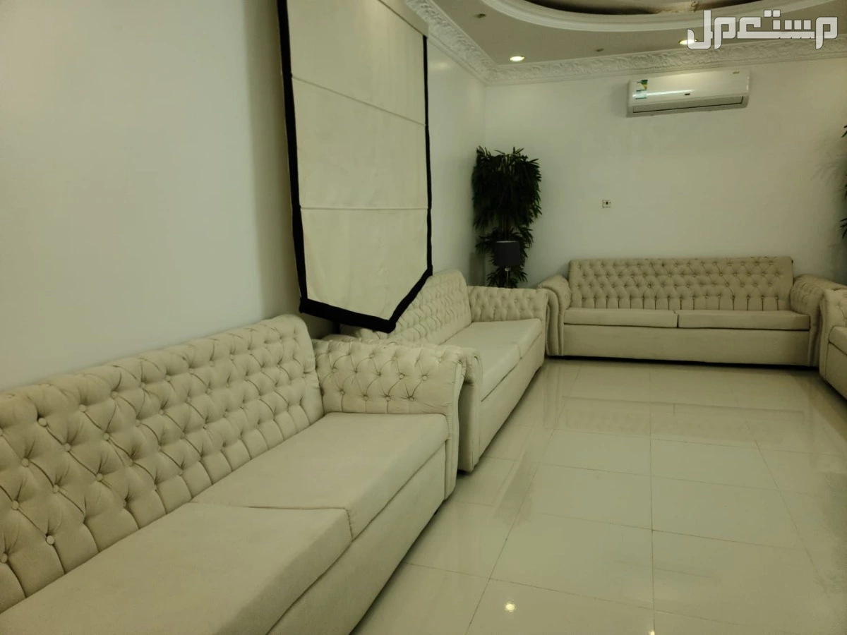 مجلس كنب شبه الجديد  في الرياض بسعر 800 ريال سعودي