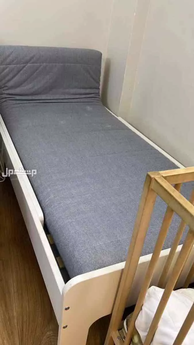 عدد 2 سرير أطفال مع مرتبة وطاولة طعام مع كرسي من إيكيا نظيفة جداً