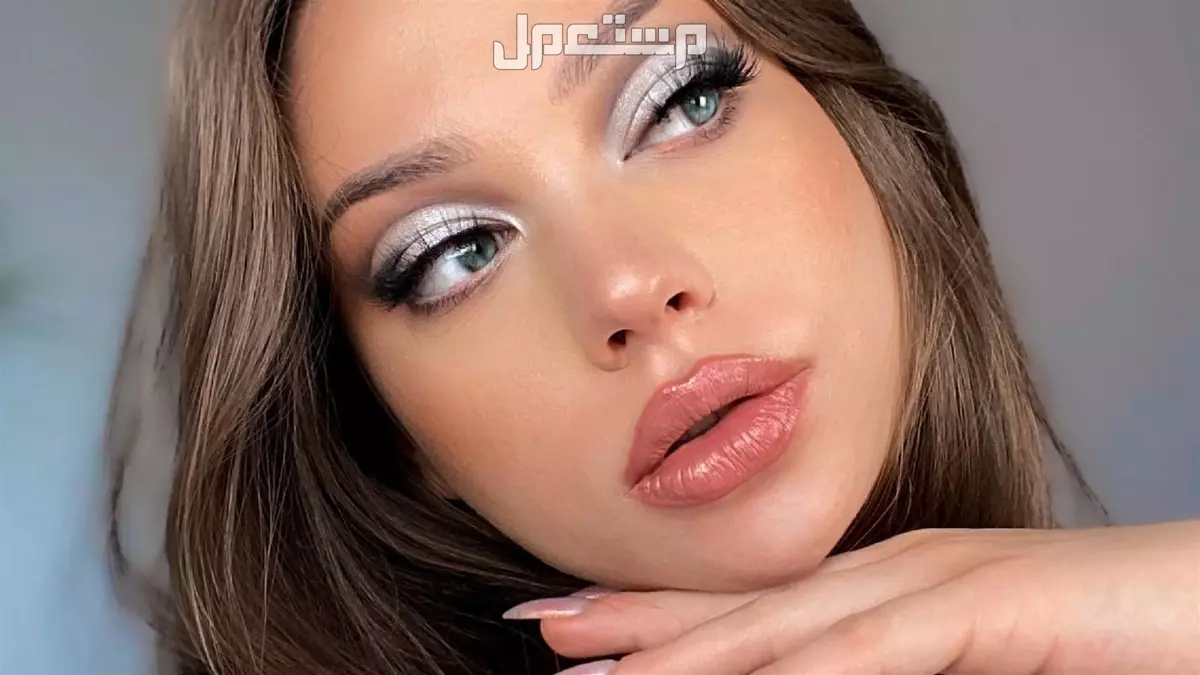 دليلك لأحدث صيحات مكياج 2025 وكيفية تطبيقها مكياج بألوان معدنية