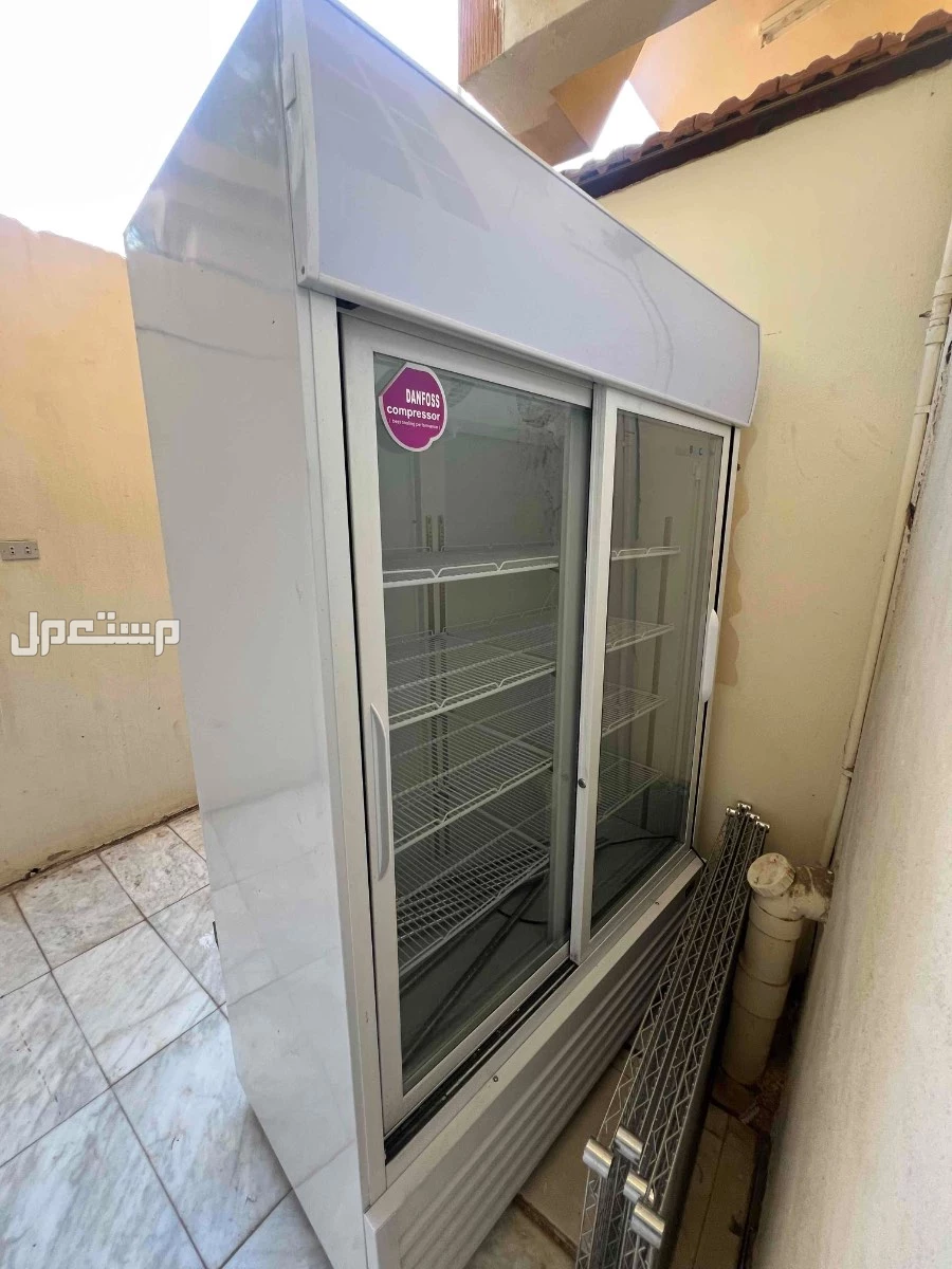 للبيع ثلاجه وفرادة عجين استعمال 3 شهور في تبوك