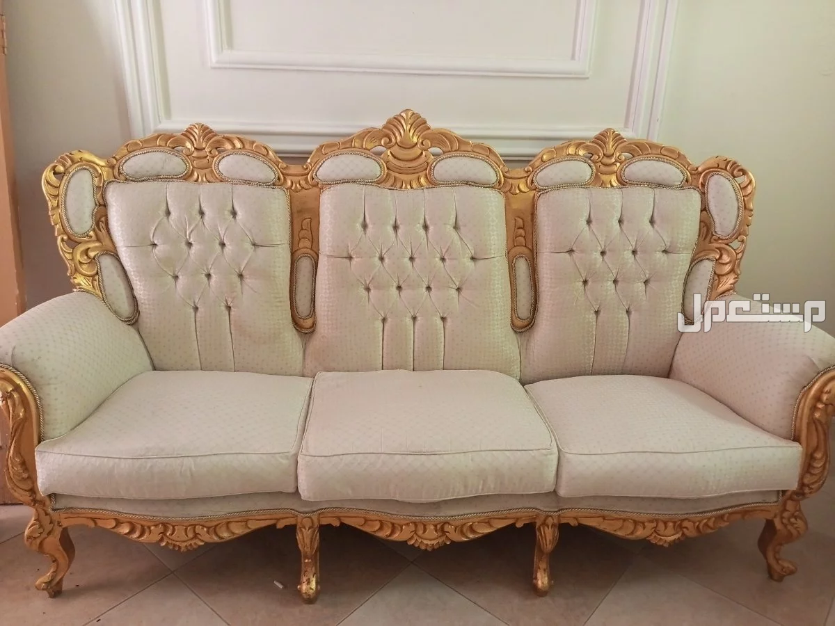 للبيع كنب تركي لون سكري وخشب ذهبي كنبه 3نفر  و4 كنبات نفر + طاوله صغيره رخام العيوب القماش يبغاله تغير ويوجد رجل مكسوره بكنبه واصلاحها بسيط السعر 400 ريال مكه النوريه