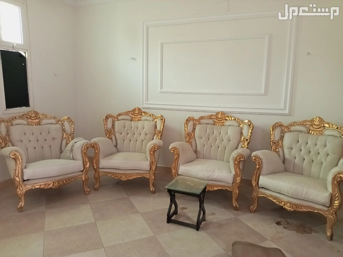 للبيع كنب تركي لون سكري وخشب ذهبي كنبه 3نفر  و4 كنبات نفر + طاوله صغيره رخام العيوب القماش يبغاله تغير ويوجد رجل مكسوره بكنبه واصلاحها بسيط السعر 400 ريال مكه النوريه