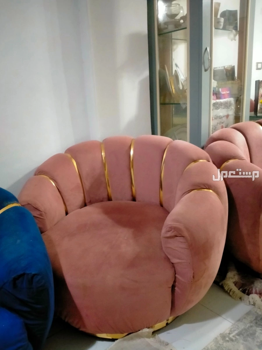 انترية للبيع عباره عن كنبه واتنين كرسي كبار