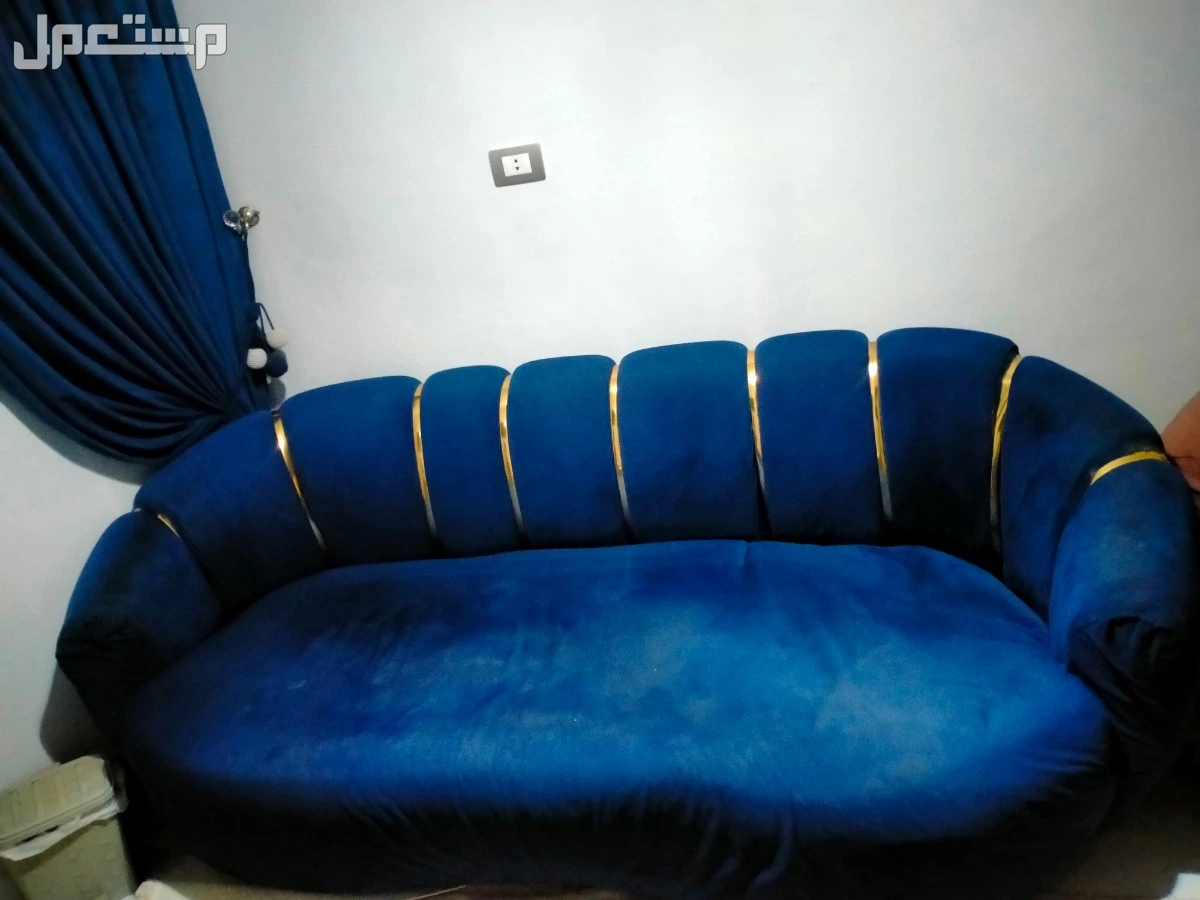 انترية للبيع عباره عن كنبه واتنين كرسي كبار