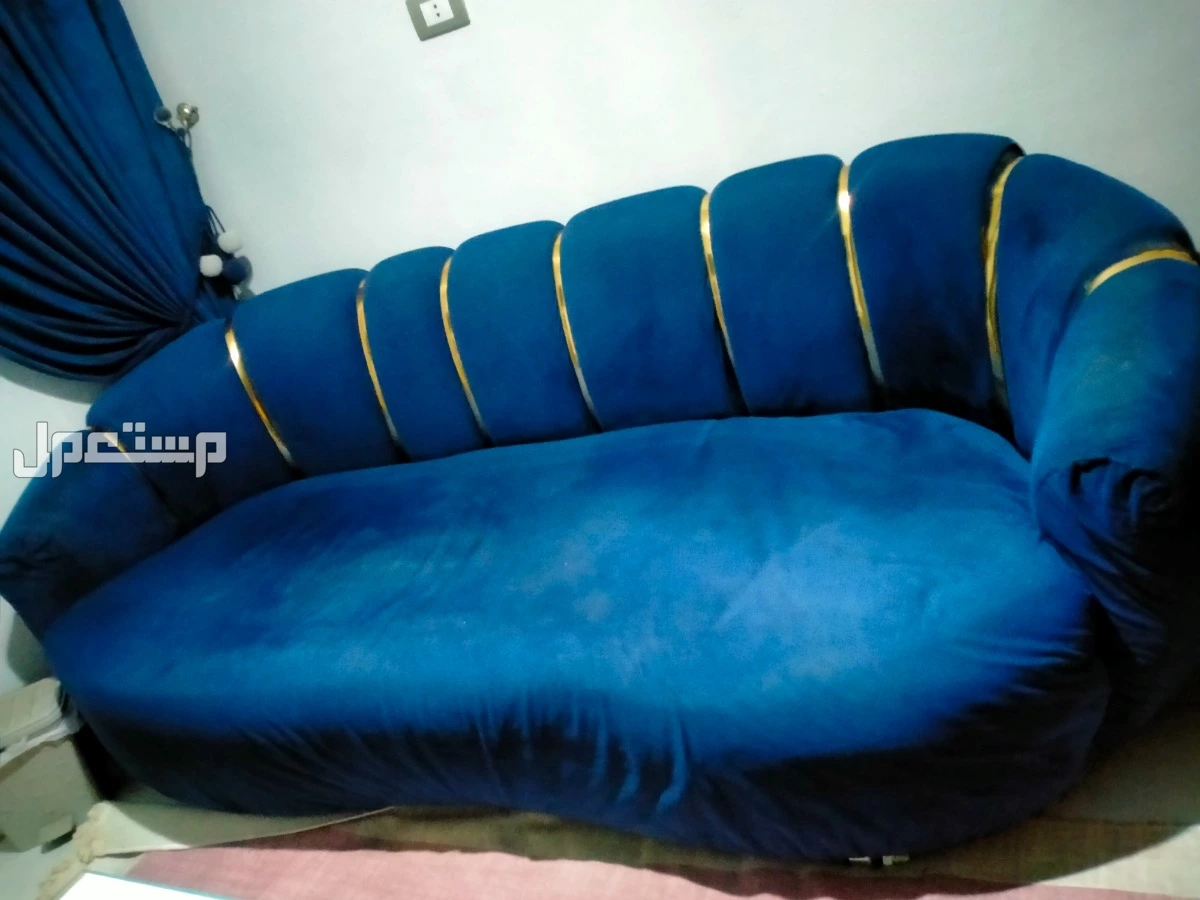 انترية للبيع عباره عن كنبه واتنين كرسي كبار