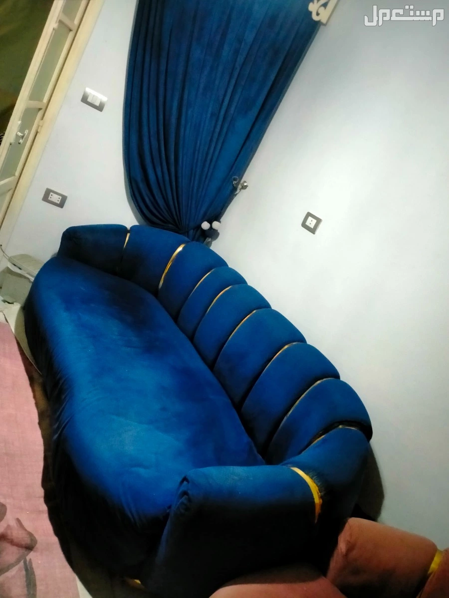 انترية للبيع عباره عن كنبه واتنين كرسي كبار
