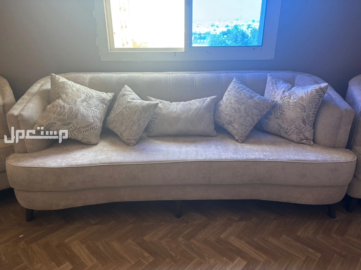 كنب شبه جديد لم يستخدم ب2500  جدة حي بني مالك