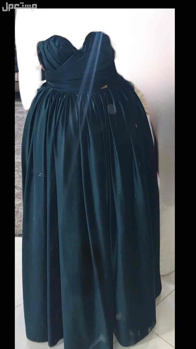 فستان سهرة مخمل من دار لانا 800﷼ فستان سهرة مخمل اللون الاخضر 
حطيت لكم من الموقع على المودل عشان يكون اوضح للاسف